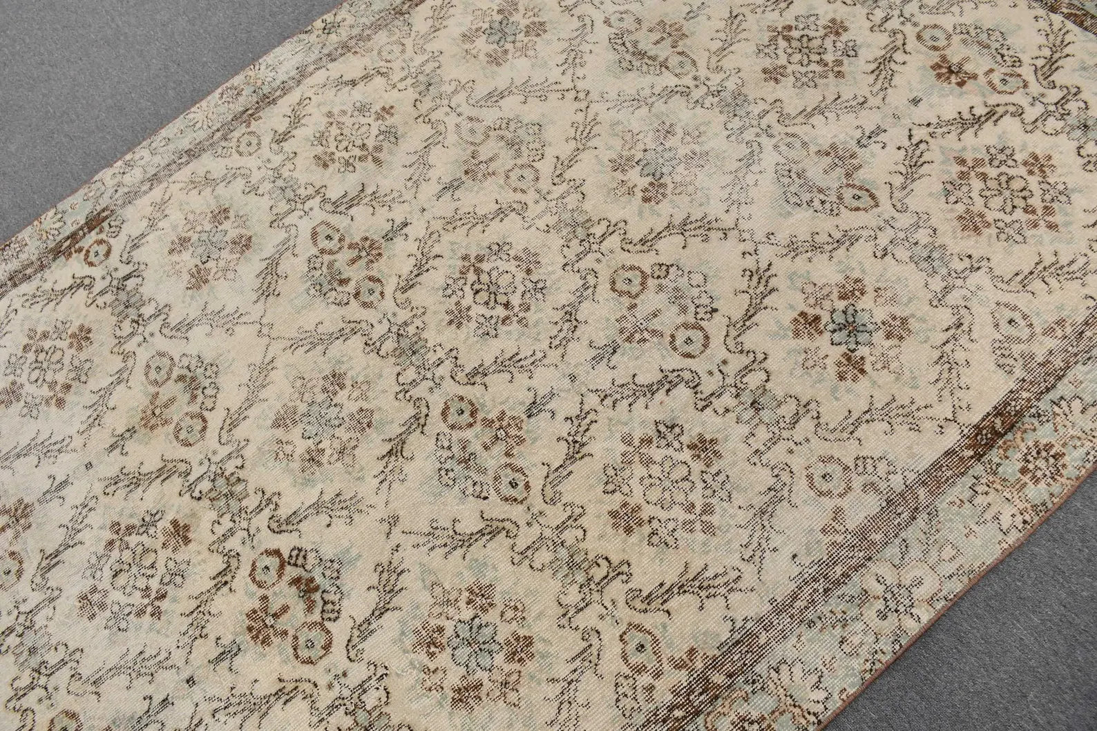 Vintage Turkish Accent Area rug 5.6 x 8.8 ft