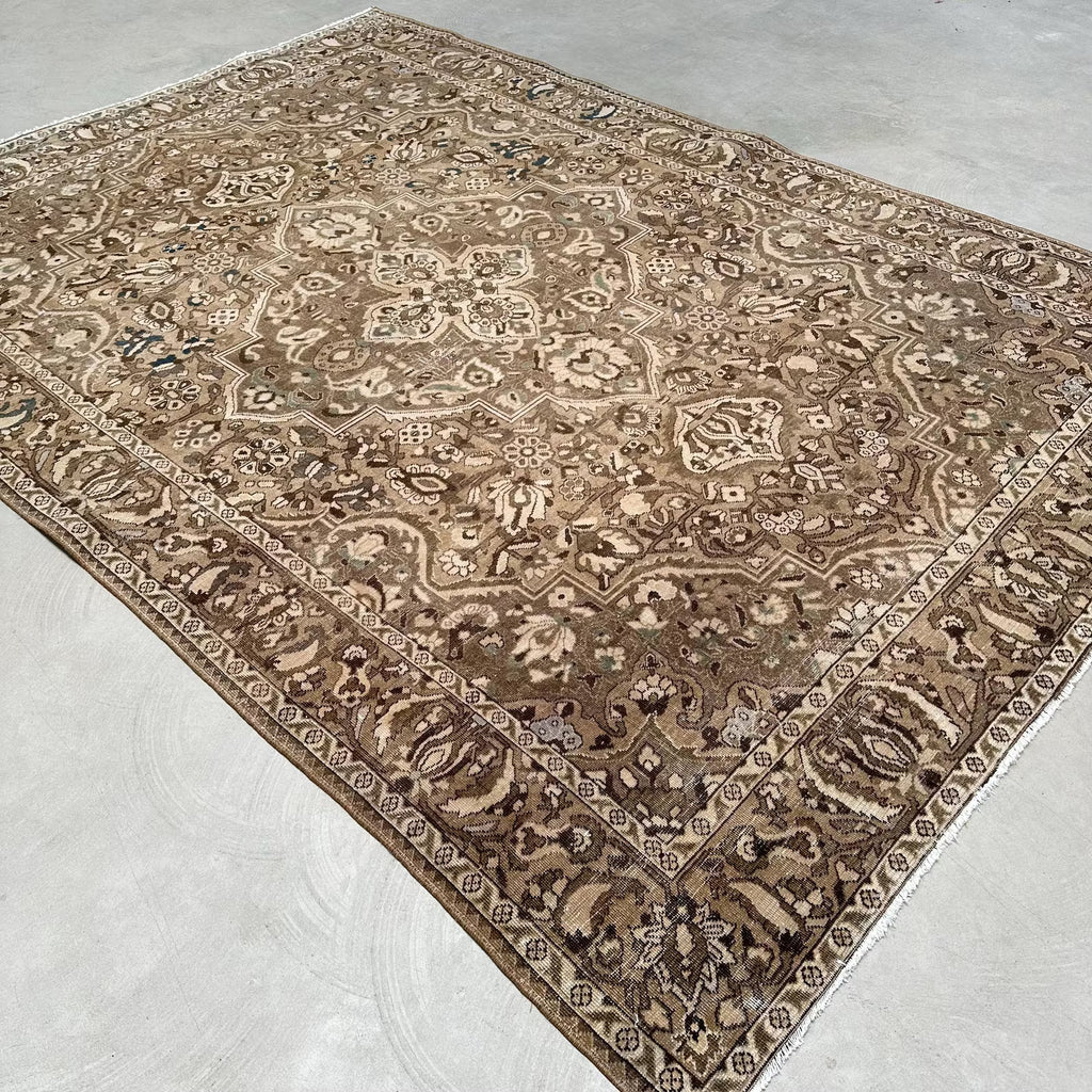 XL Vintage Turkish Accent Area rug 6.7 x 9.7 ft