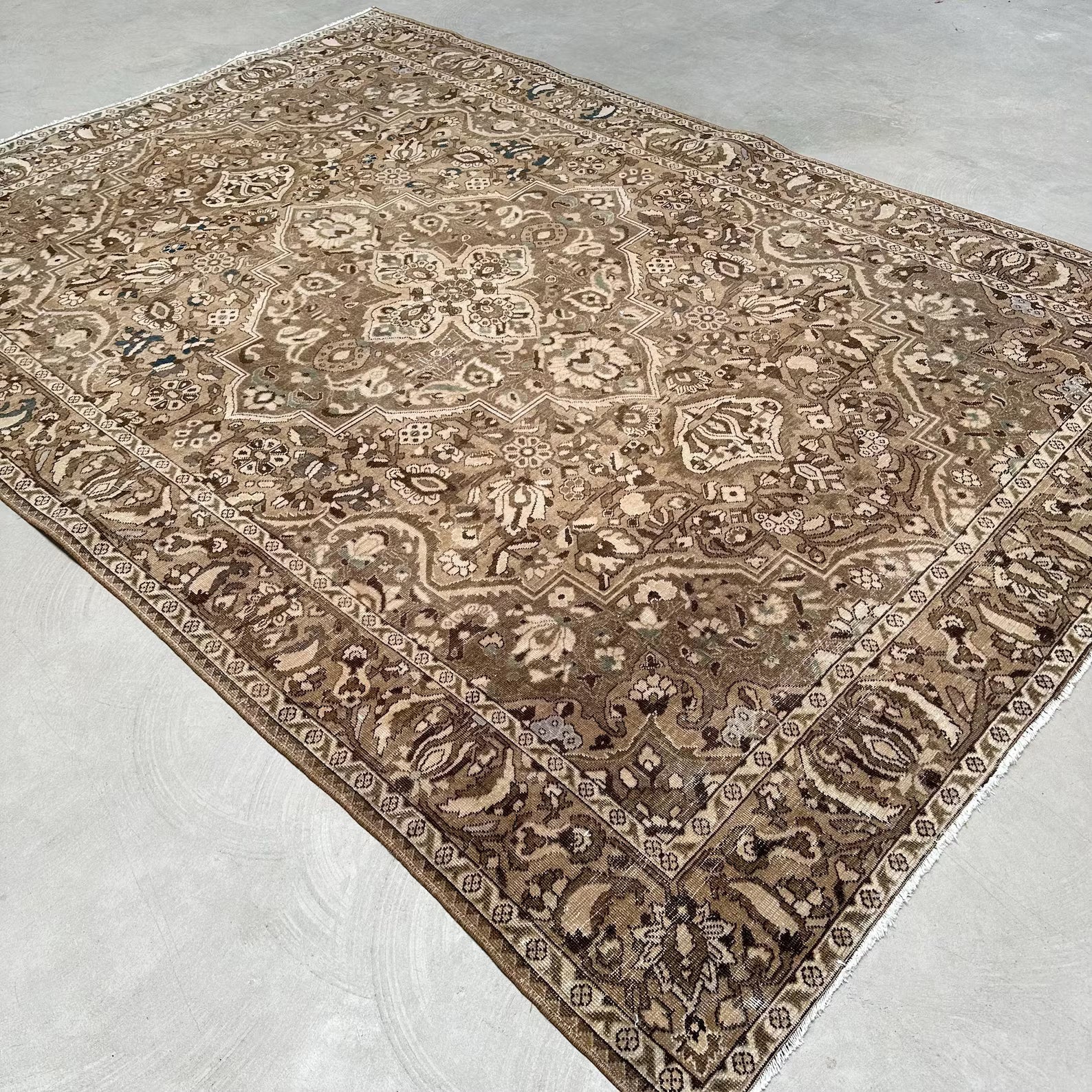 XL Vintage Turkish Accent Area rug 6.7 x 9.7 ft