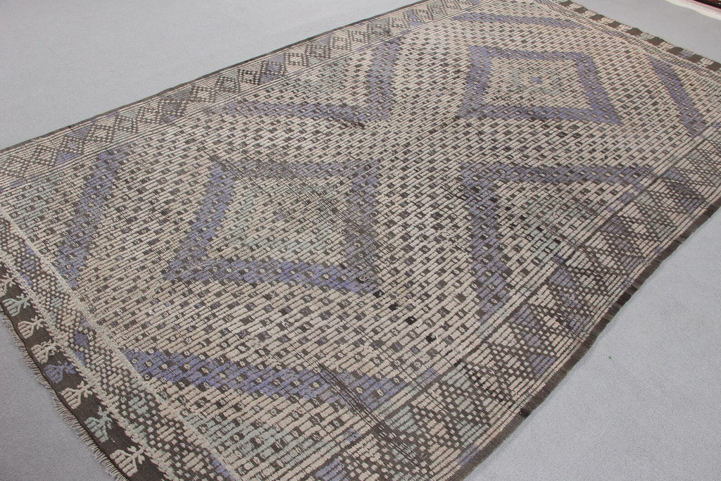 XL Vintage Turkish Accent Area rug 5.7 x 9.9 ft
