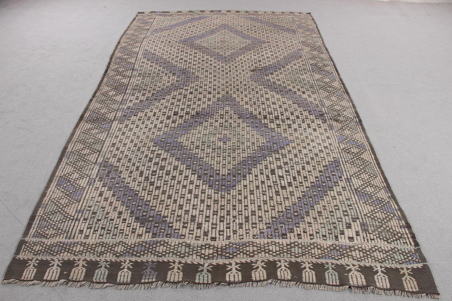 XL Vintage Turkish Accent Area rug 5.7 x 9.9 ft