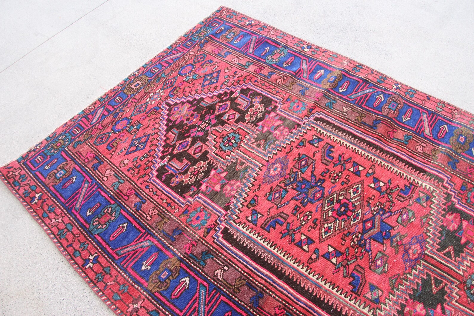 Vintage Persian Accent Area rug 4.5 x 7.2 ft