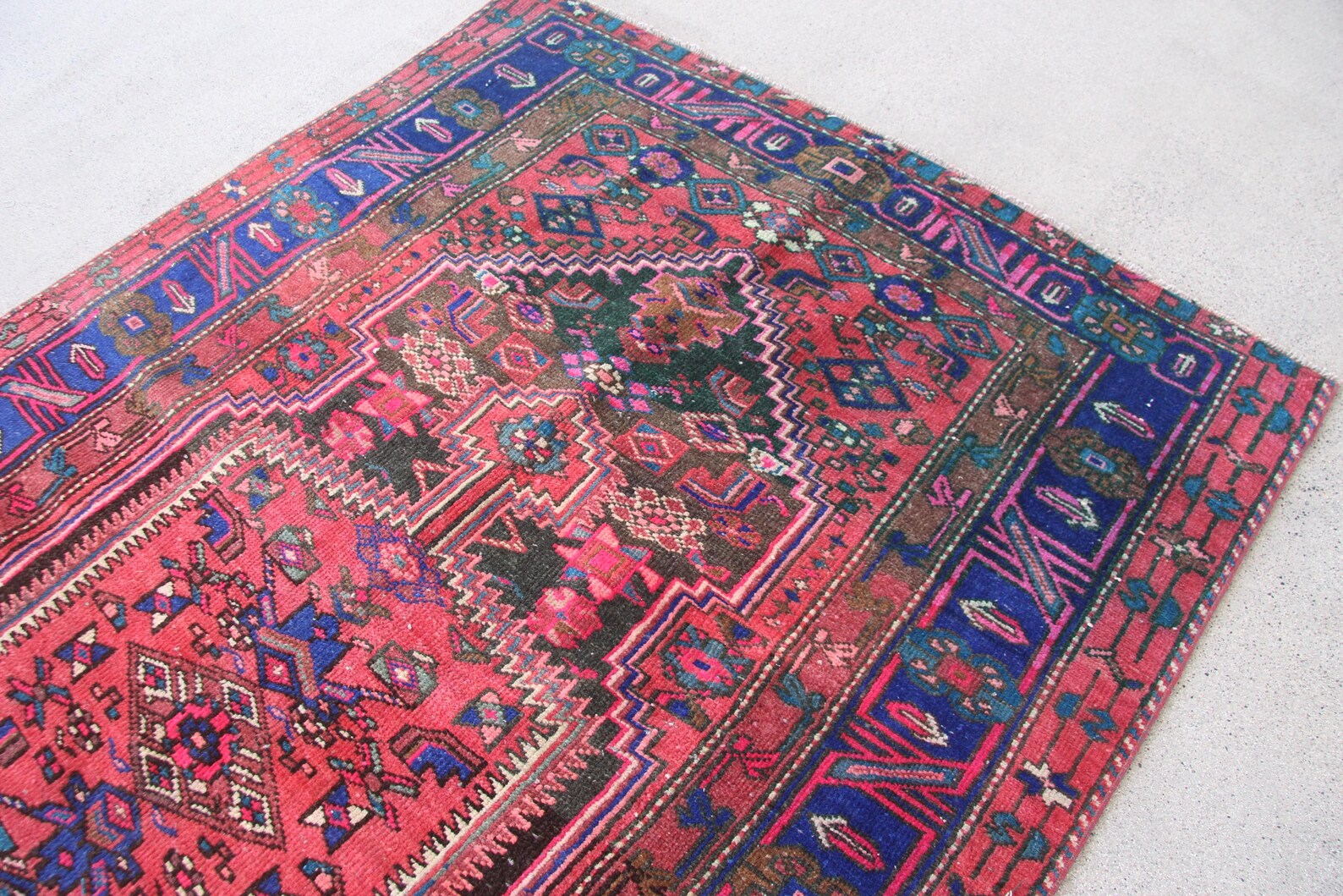 Vintage Persian Accent Area rug 4.5 x 7.2 ft