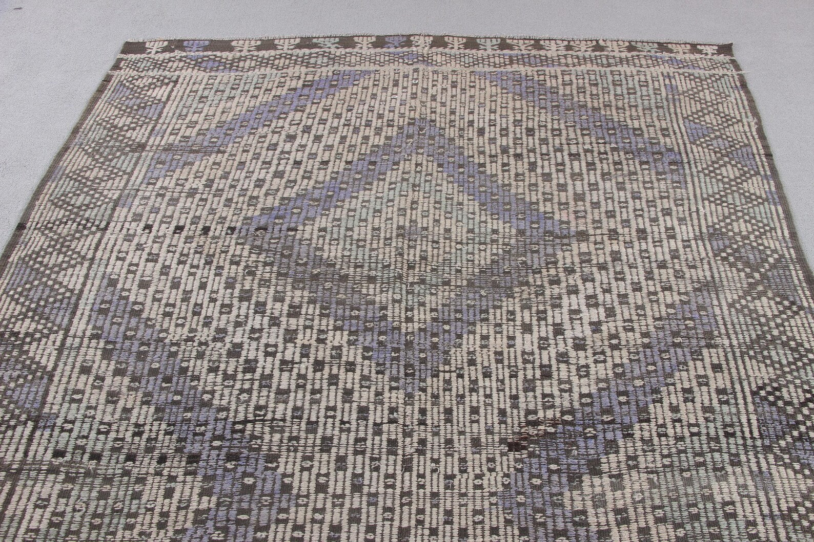 XL Vintage Turkish Accent Area rug 5.7 x 9.9 ft