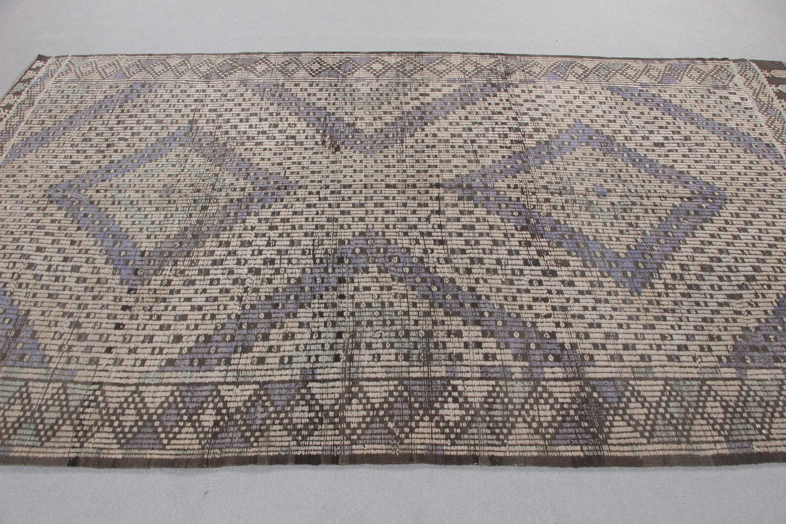 XL Vintage Turkish Accent Area rug 5.7 x 9.9 ft