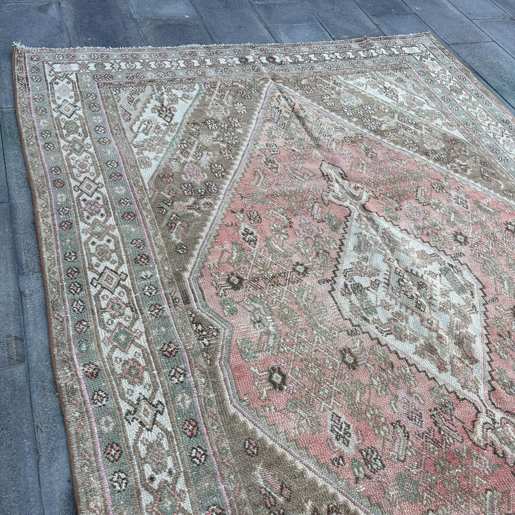 Vintage Persian Accent Area rug 6.5 x 9.5 ft