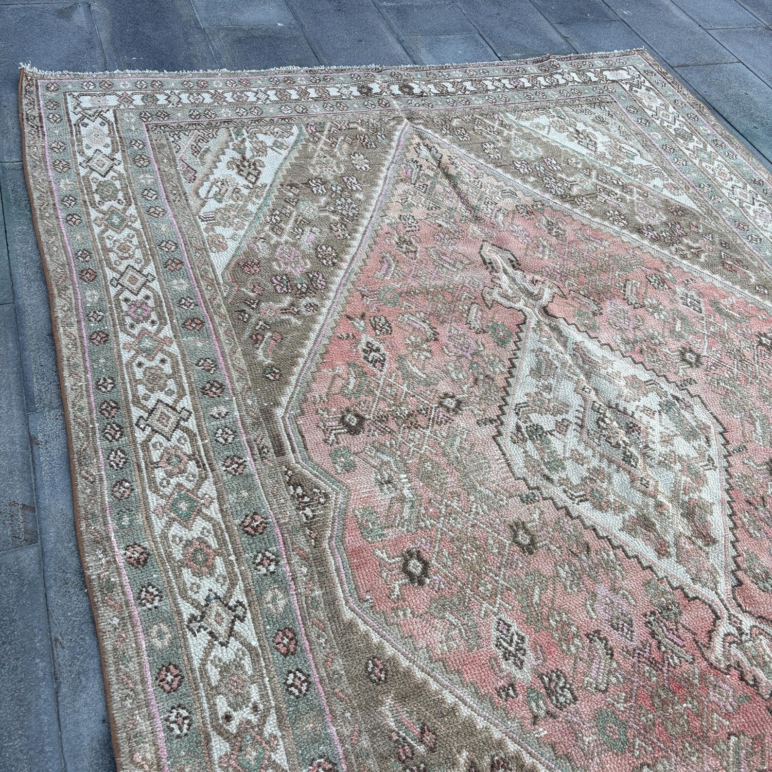 Vintage Persian Accent Area rug 6.5 x 9.5 ft