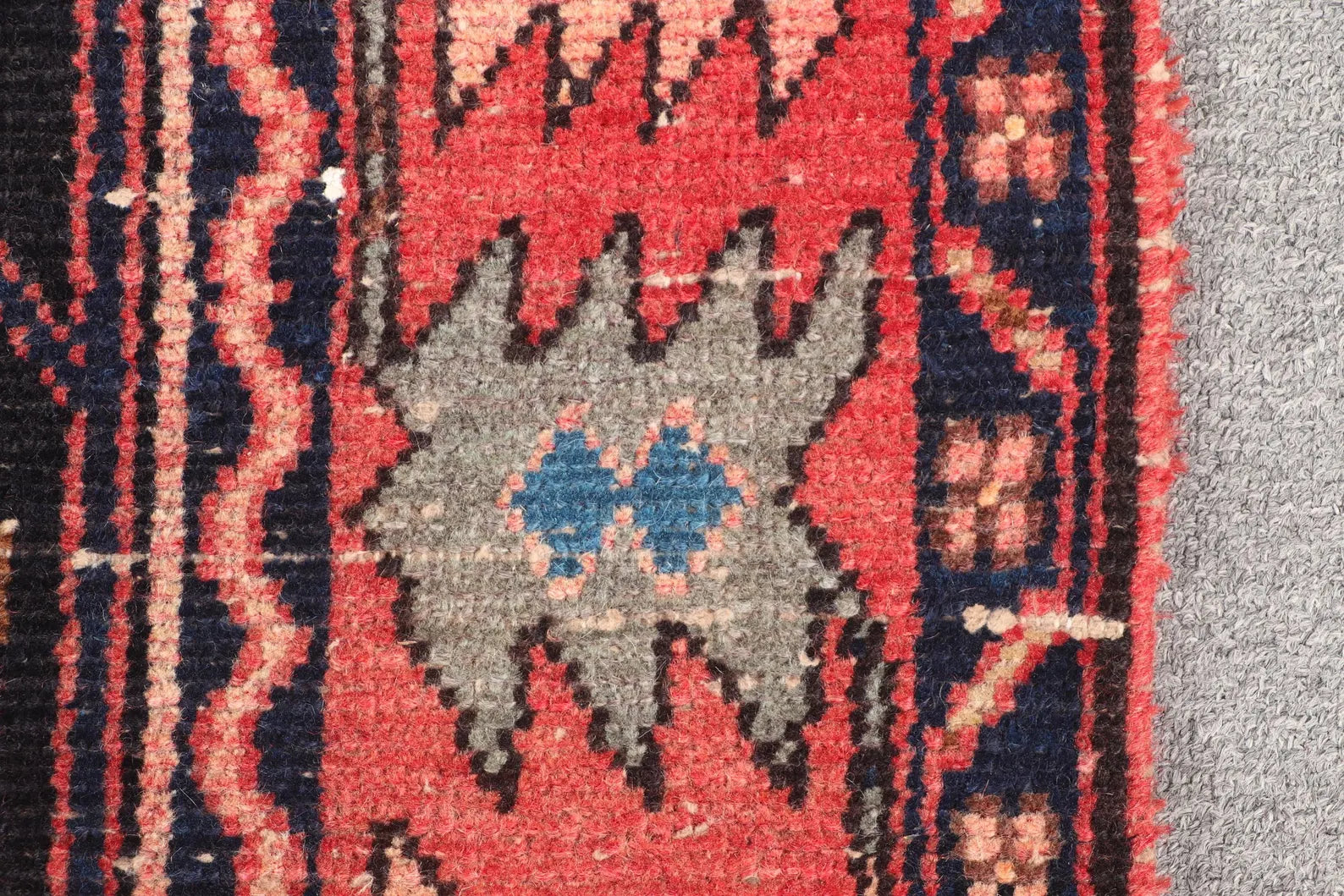 Vintage Turkish Accent Area rug 4.6 x 6.3 ft
