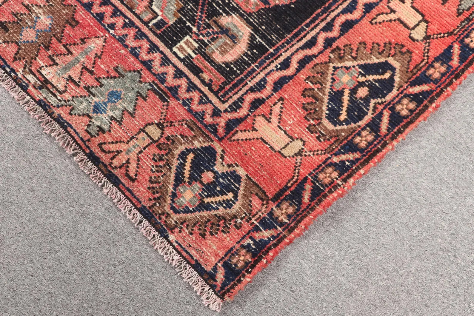 Vintage Turkish Accent Area rug 4.6 x 6.3 ft