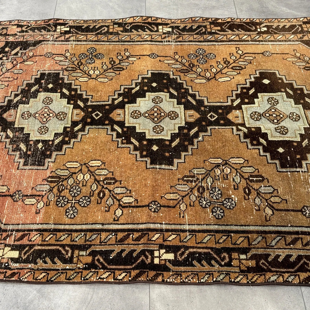 Vintage Persian Accent Area Rug 4.1 x 6.9 ft