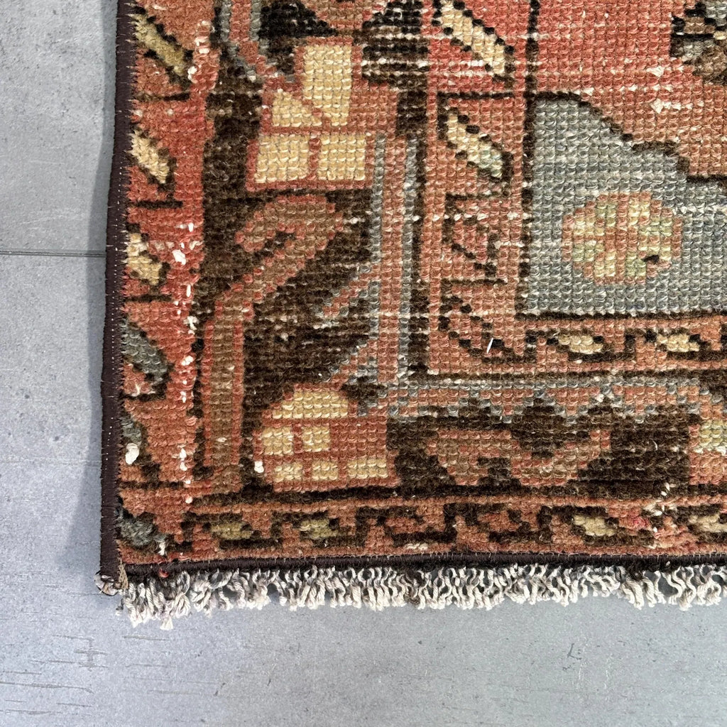Vintage Persian Accent Area Rug 4.1 x 6.9 ft