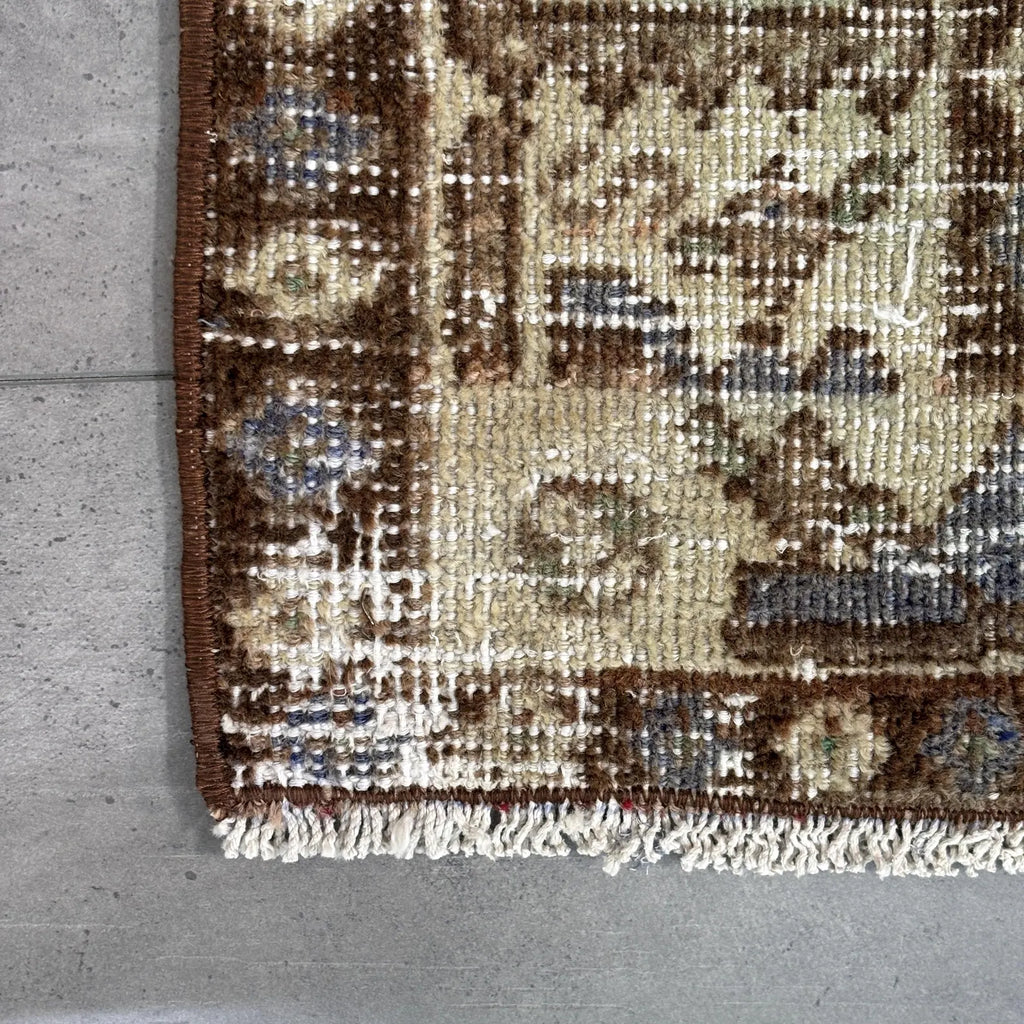 Vintage Persian Accent Area Rug 4.8 x 6.9 ft