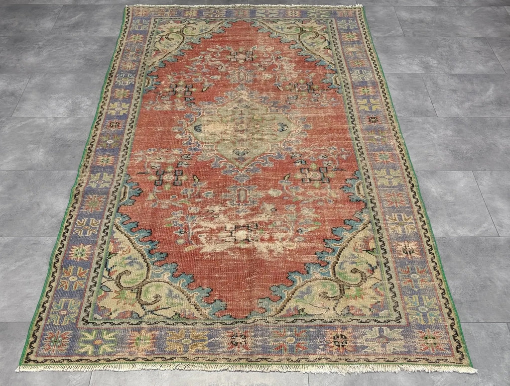 XL Vintage Turkish Accent Area rug 5.6 x 8.5 ft