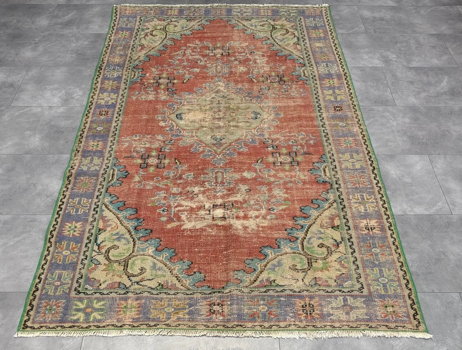XL Vintage Turkish Accent Area rug 5.6 x 8.5 ft