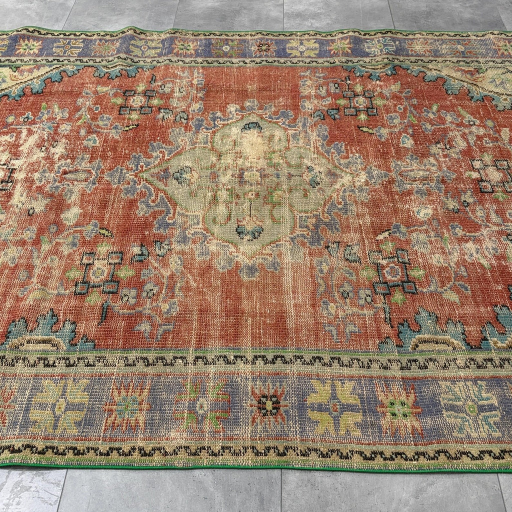 XL Vintage Turkish Accent Area rug 5.6 x 8.5 ft