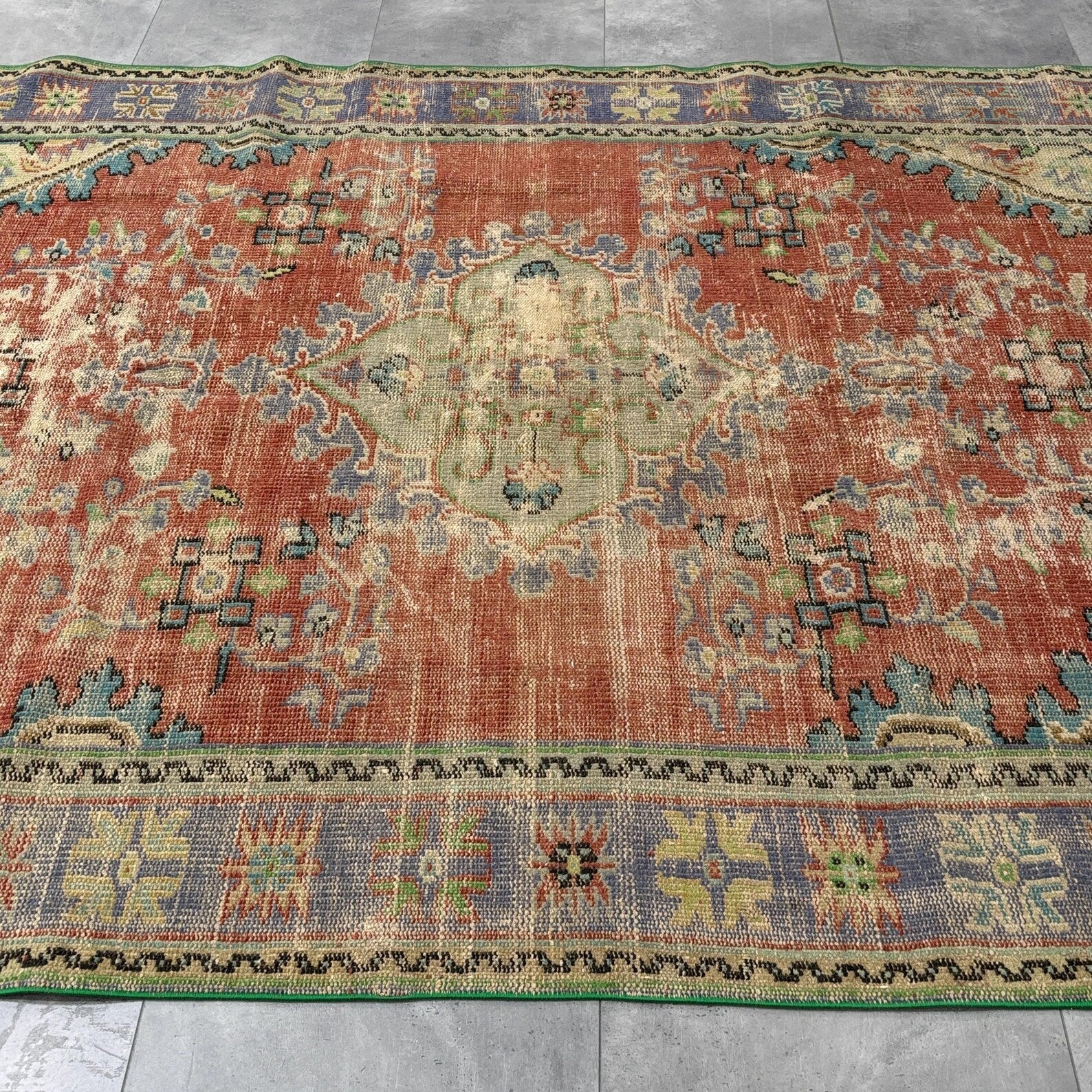 XL Vintage Turkish Accent Area rug 5.6 x 8.5 ft