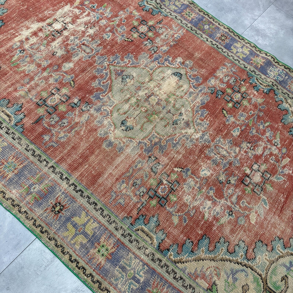 XL Vintage Turkish Accent Area rug 5.6 x 8.5 ft