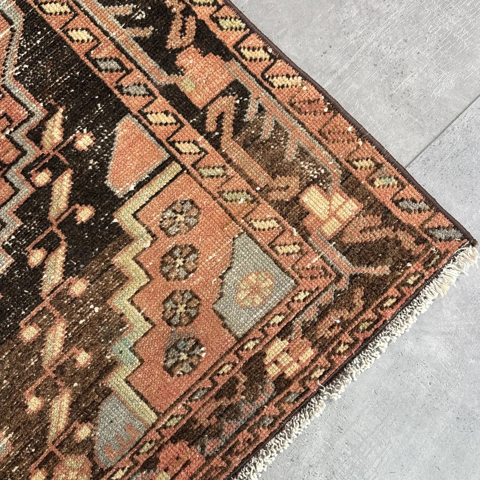 Vintage Persian Accent Area Rug 4.1 x 6.9 ft