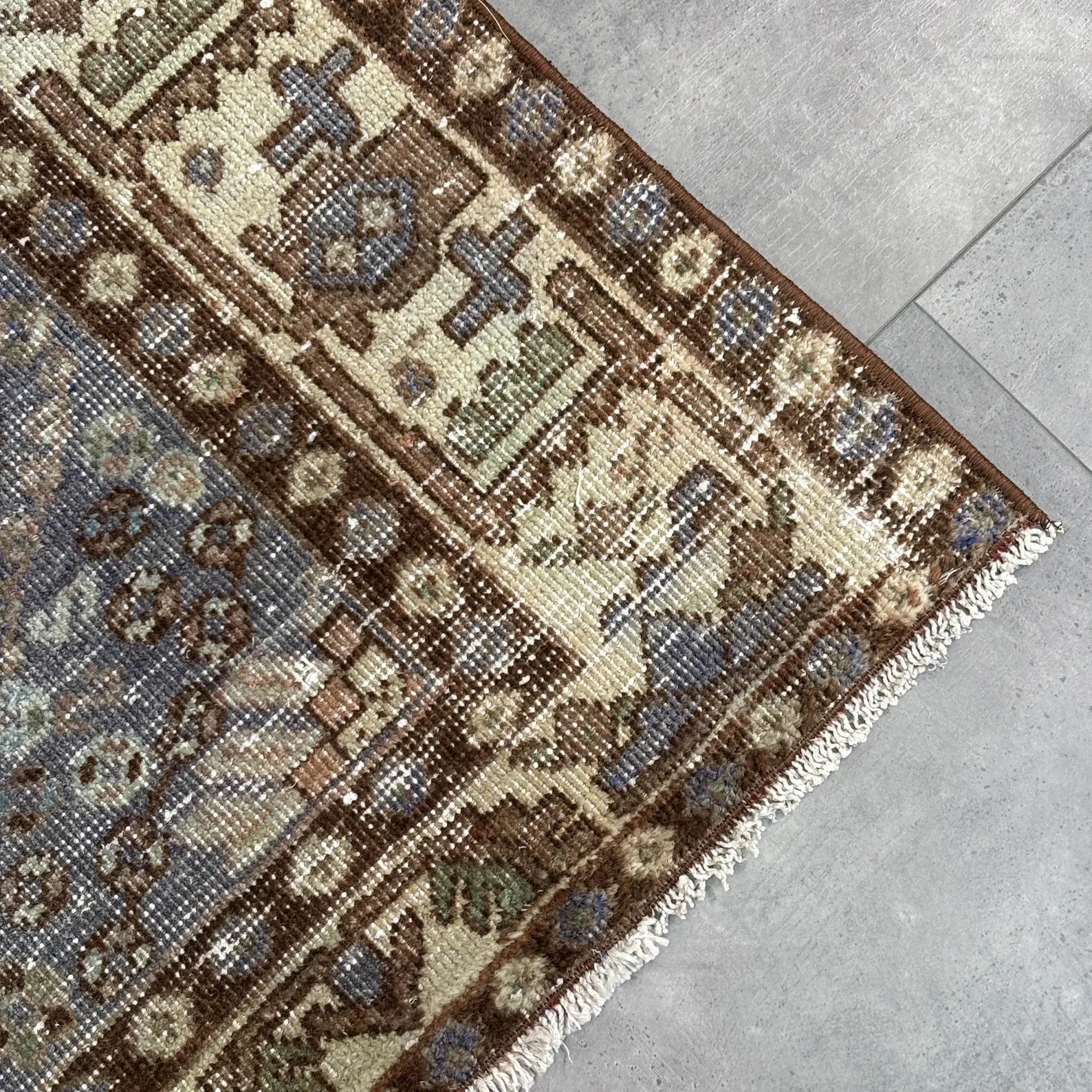 Vintage Persian Accent Area Rug 4.8 x 6.9 ft