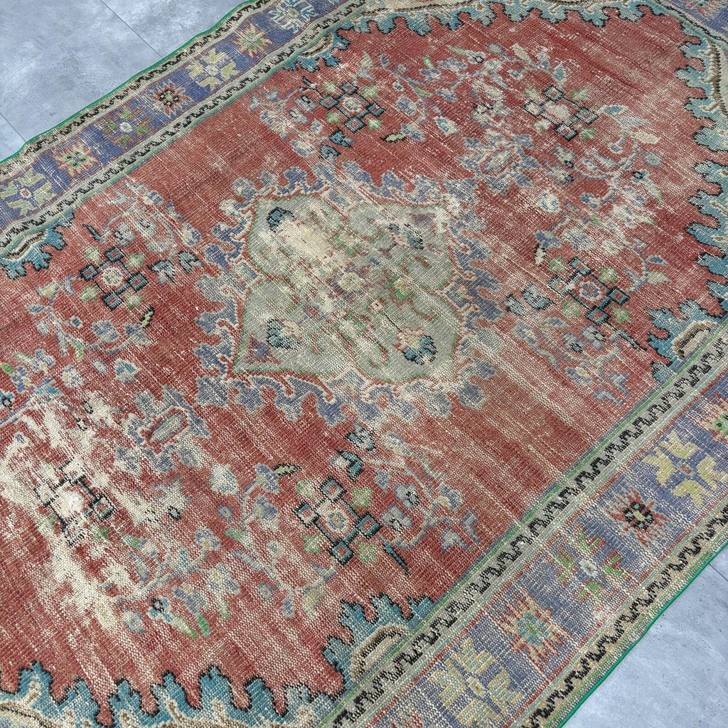 XL Vintage Turkish Accent Area rug 5.6 x 8.5 ft