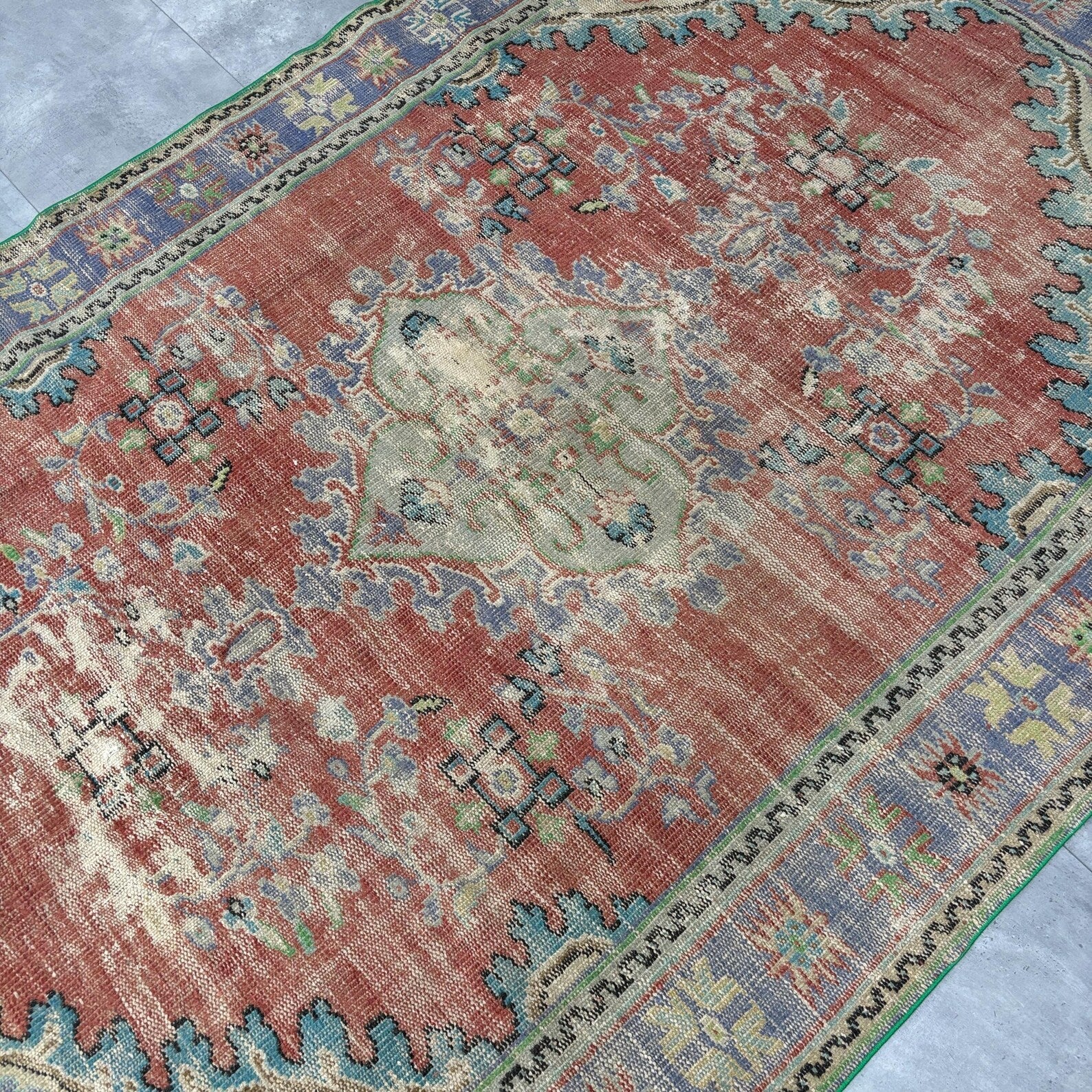 XL Vintage Turkish Accent Area rug 5.6 x 8.5 ft